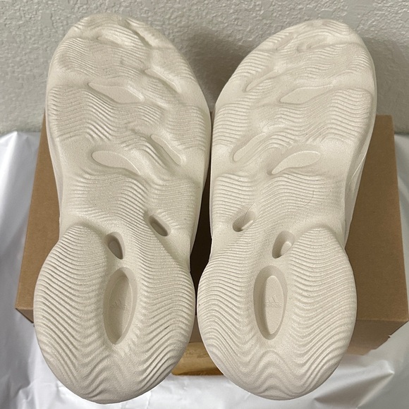 adidas Yeezy Foam RNR Ararat - Picture 5 of 6